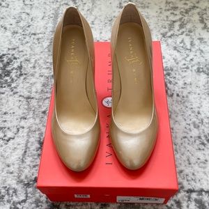 IVANKA TRUMP- Janie Light Natural Patent Pump- Size 7
